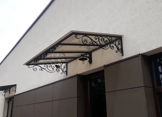 Apsaugokite įėjimą nuo lietaus ir sniego||Stilingi stogeliai jūsų namams ir terasoms||Patvari metalo konstrukcija ilgiems metams||Nemokamas atvykimas, matavimas ir projektas||Aliuminio stoginės ir verandų stiklinimas